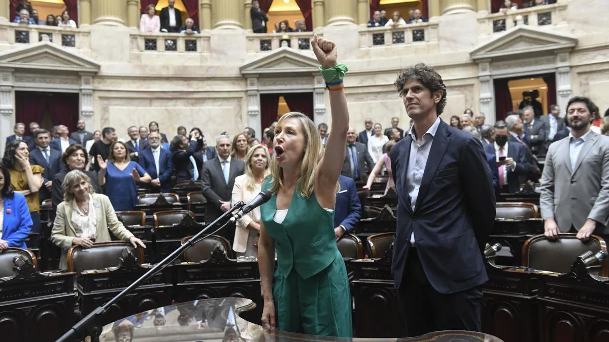 Myriam Bregman, jurando en medio de los gritos de Lilia Lemoine.