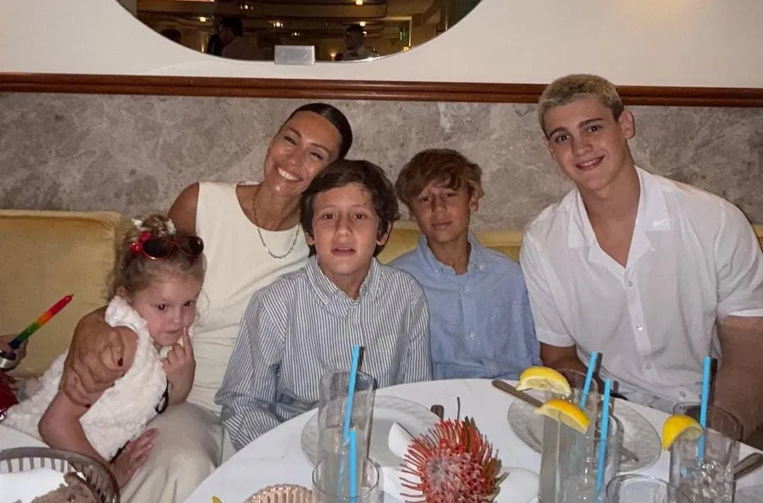 El íntimo cumpleaños de Pampita: flores, hijos y emociones