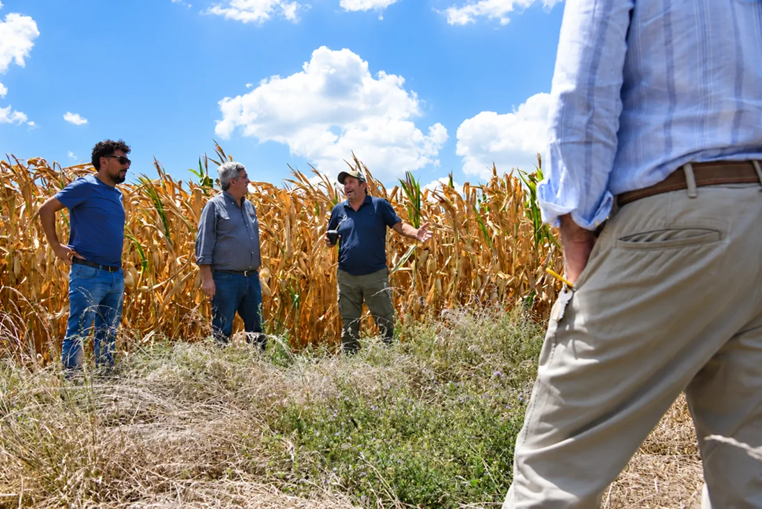 El ministro bonaerense de Desarrollo Agrario junto a productores rurales.