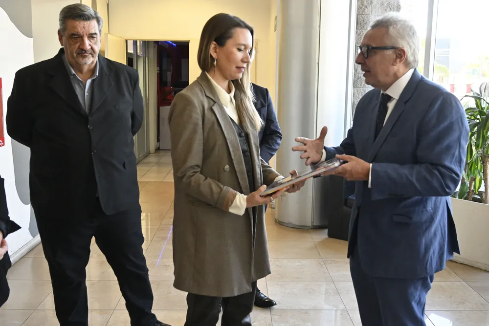 Julio Zamora se reunió con la alcaldesa de las Condes de Chile.