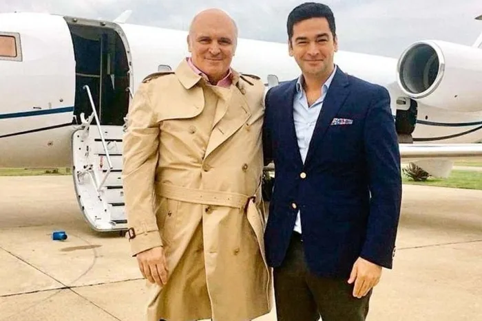 José Luis Espert y Nazareno Etchepare, en 2019, delante del avión de Fred Machado