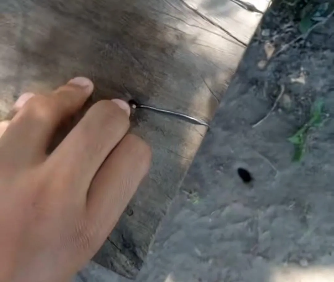 Todo atado con alambre el divertido video de un joven mostrando las reparaciones de su papá