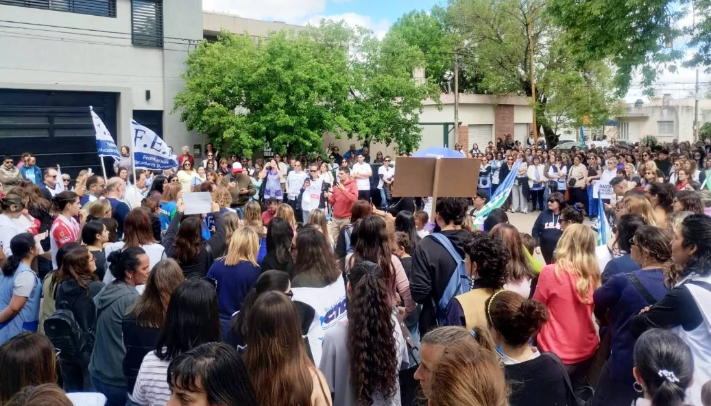 Protesta de docentes de la FEB en Chacabuco.