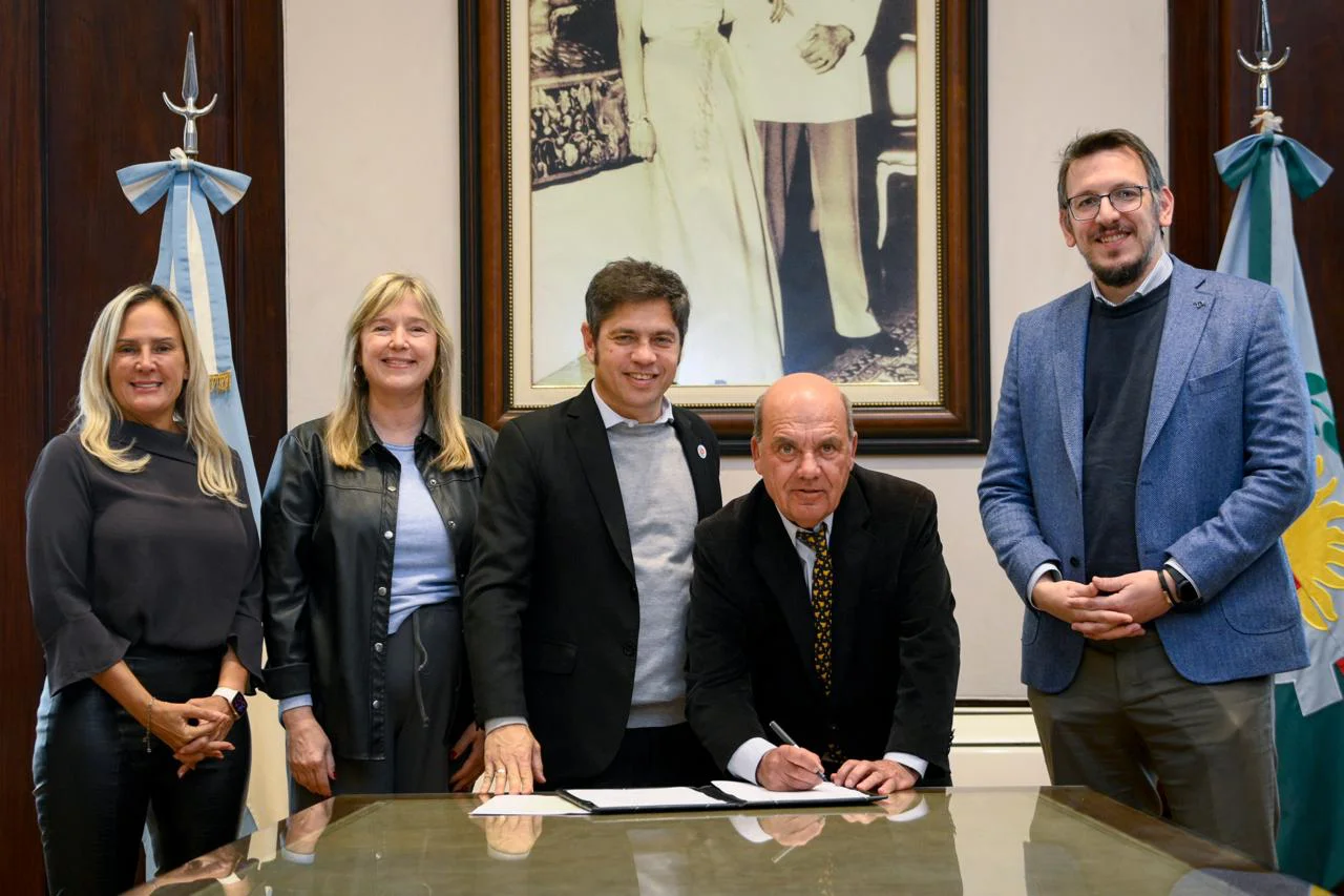 Moccero firmó convenio con Provincia