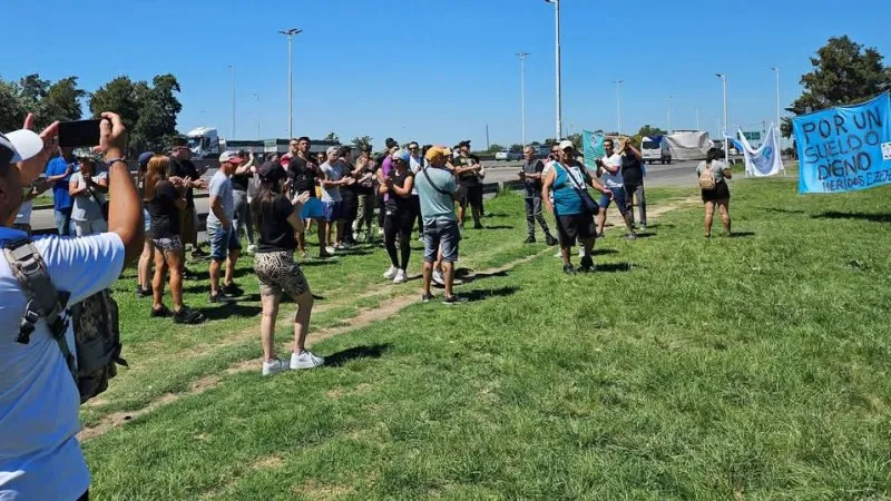 Policía Bonaerense exige aumentos y amenaza con acuartelarse Policía Bonaerense exige aumentos y amenaza con acuartelarse