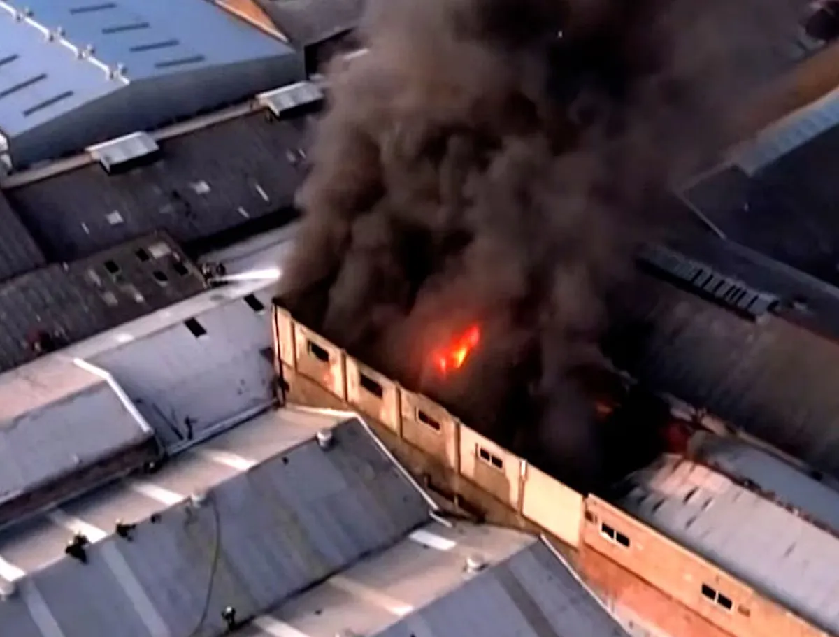 Voraz incendio en fábrica de cables en Avellaneda
