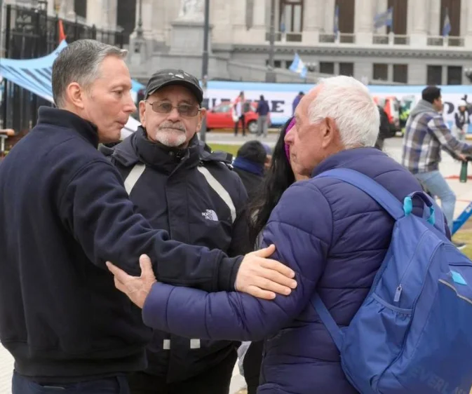 Gray acompañó a jubilados en la plaza del Congreso.
