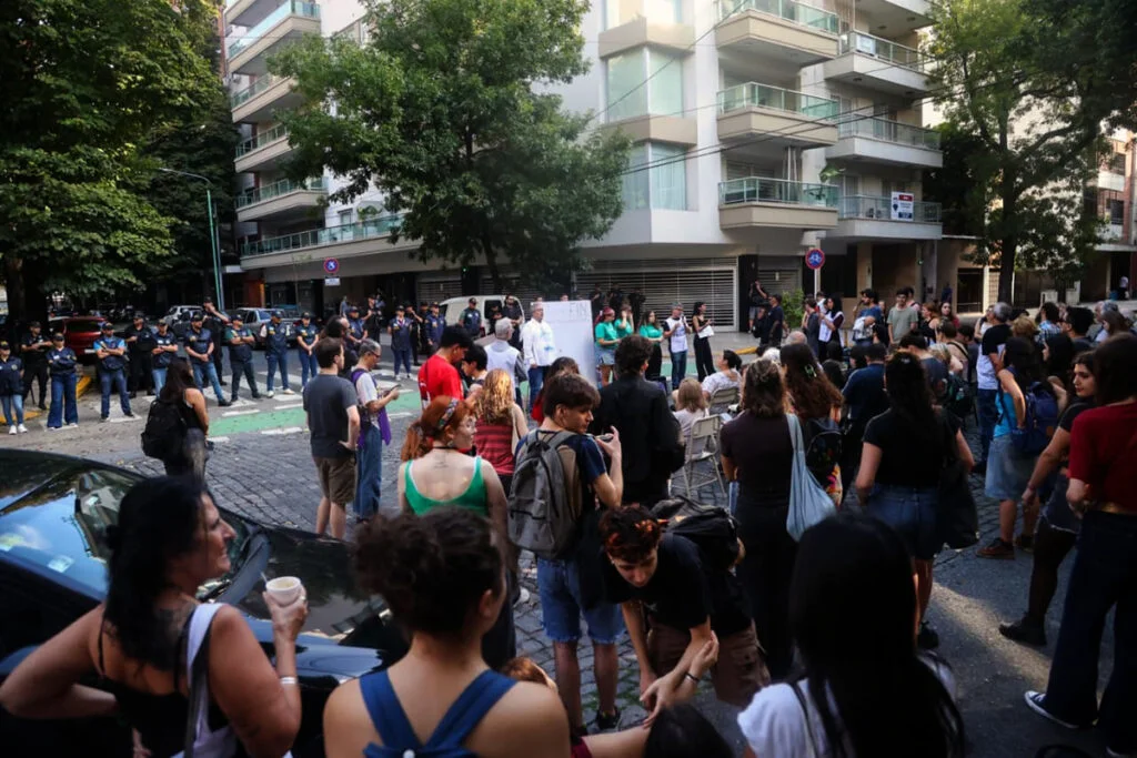 Clases públicas en la casa de Adorni