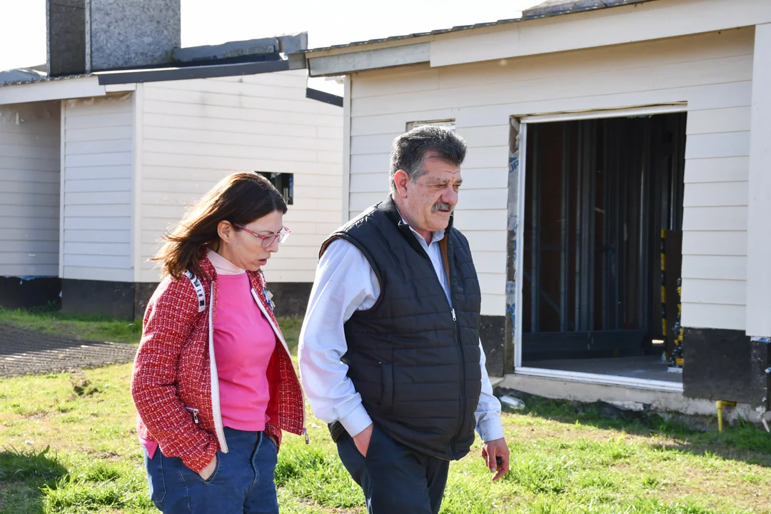 Barenghi y la ministra Batakis recorrieron el reinicio de las obras de las viviendas ex Cáritas