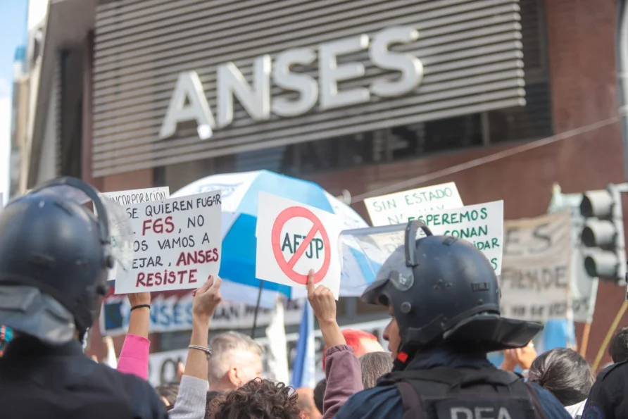 Protesta frente a la ANSES.