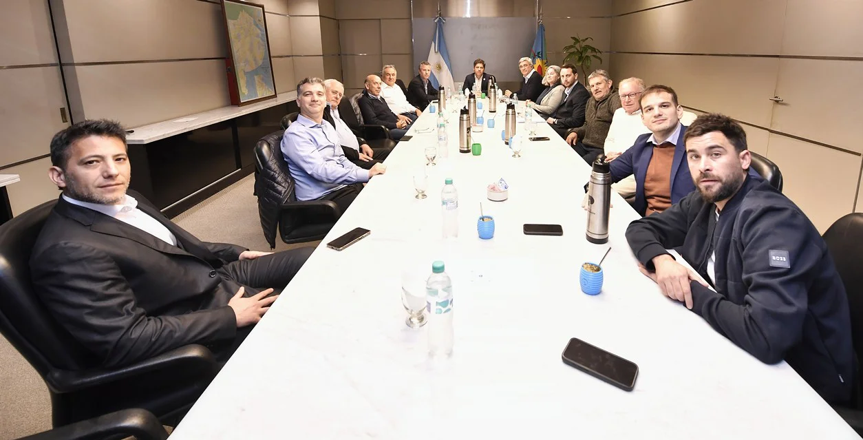 Kicillof junto a representantes de pymes elaboradoras de biocombustibles.