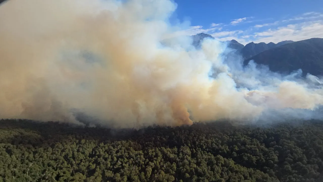 Incendios en Nahuel Huapi: alarma en Bariloche y Ruta 40