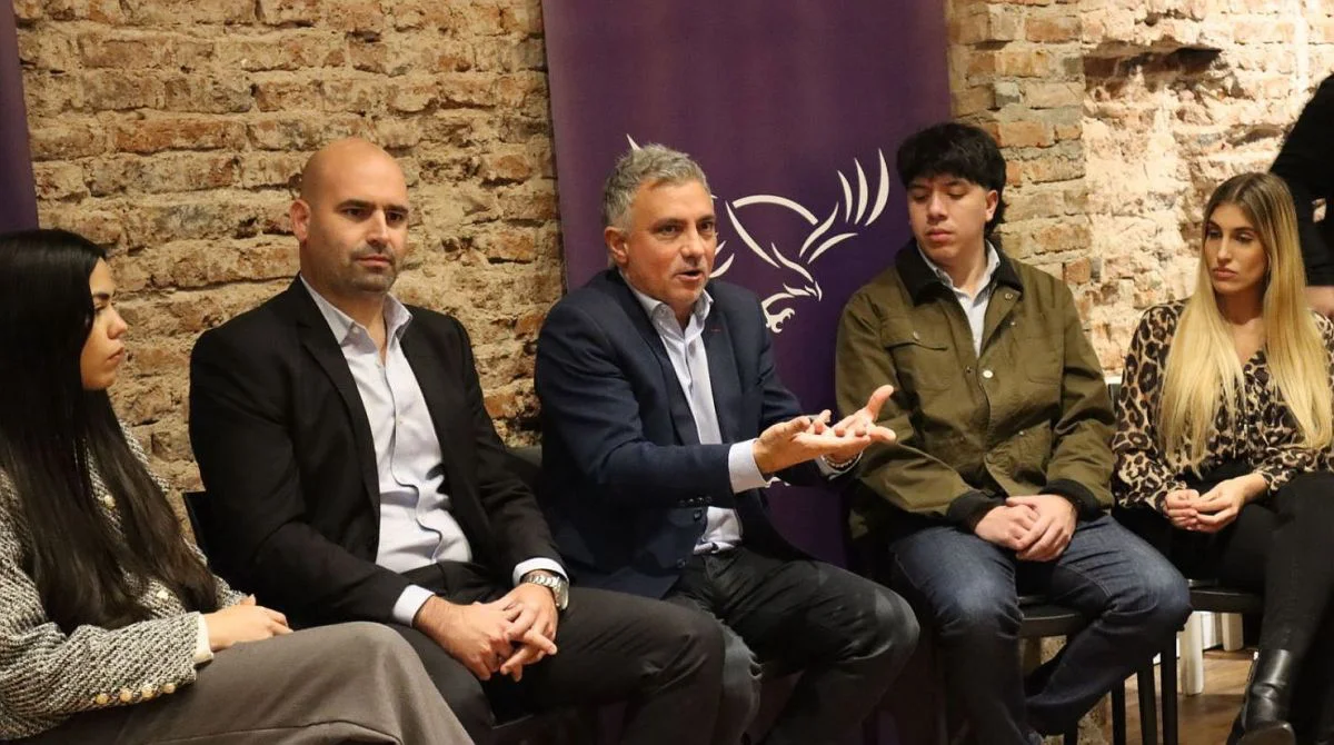 La sangría libertaria no frena: concejales contra Adorni, fugas locales y la salida sub 25 de Pareja