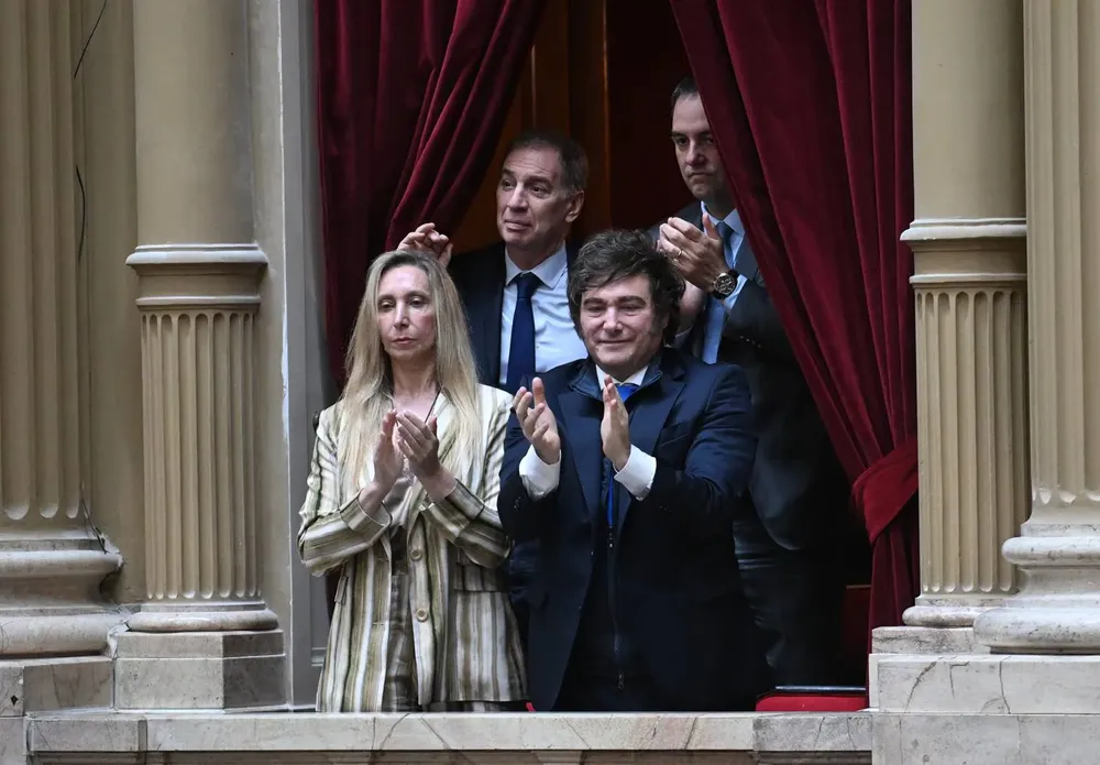 Los Milei junto a Santilli y Adorni en el Congreso