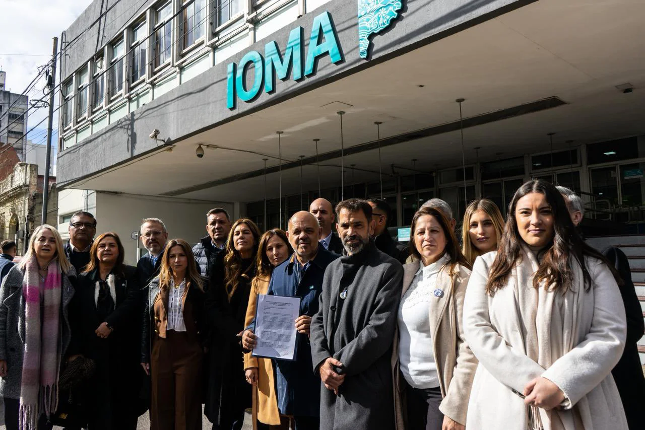 Legisladores de La Libertad Avanza se presentaron en la sede central del IOMA para reclamar información sobre la obra social bonaerense.