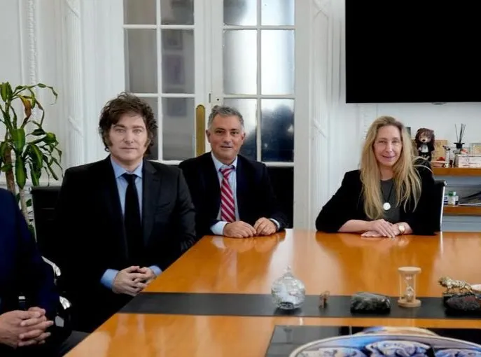 Sebastián Pareja junto a Javier y Karina Milei