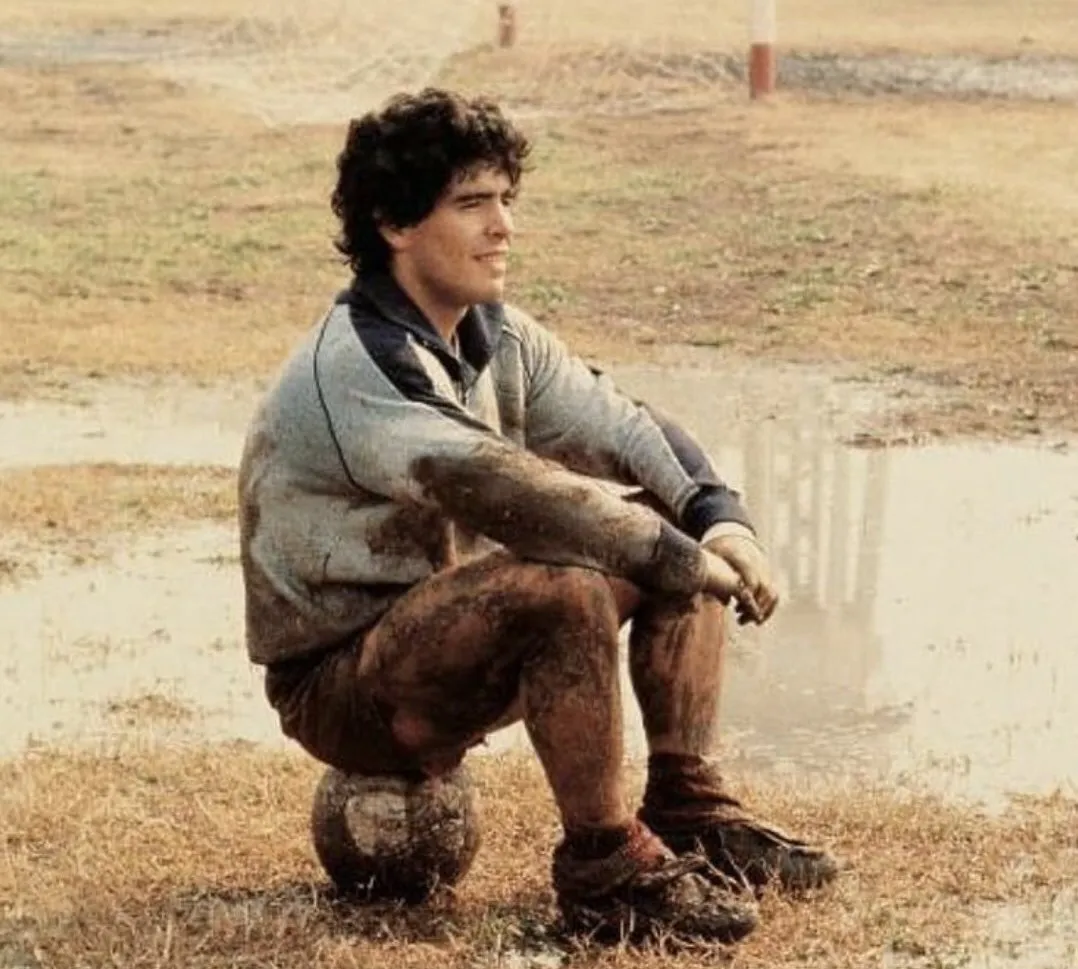 La pasión futbolera argentina en un video viral - Maradona, el rey del potrero
