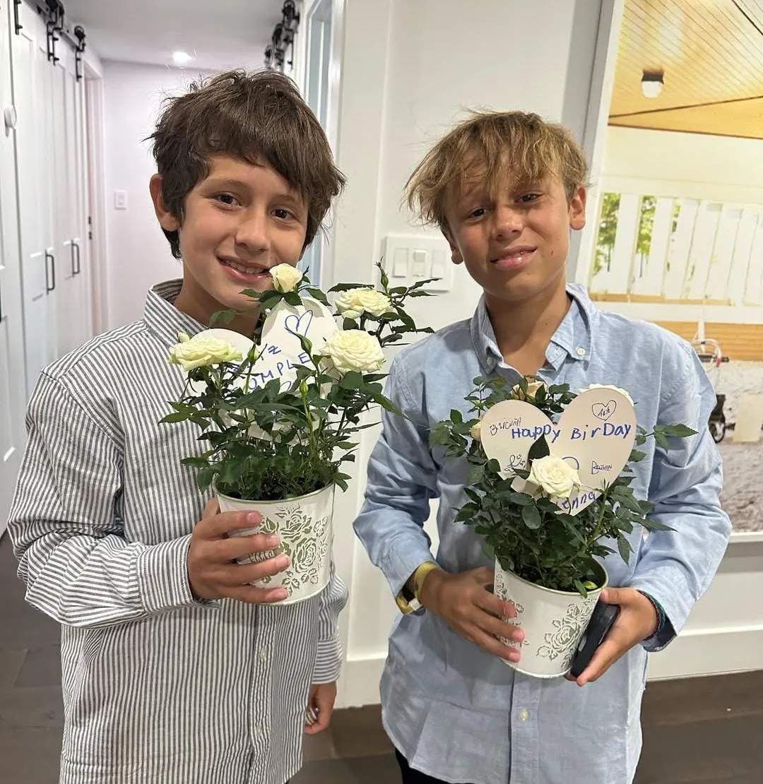 El íntimo cumpleaños de Pampita: flores, hijos y emociones