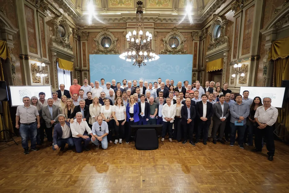 Kicillof junto a intendentes en La Plata