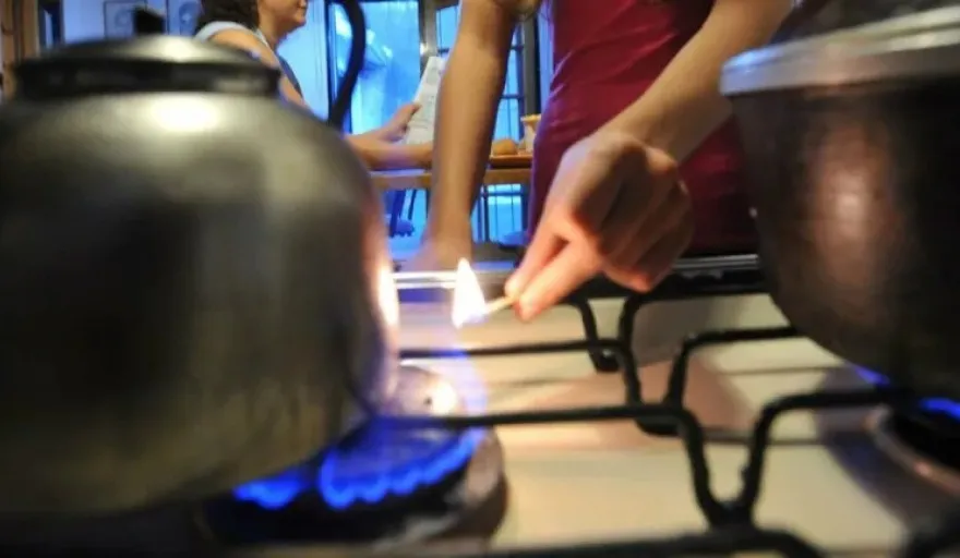 Con topes y ajustes mensuales así serán los nuevos cuadros tarifarios de luz y gas