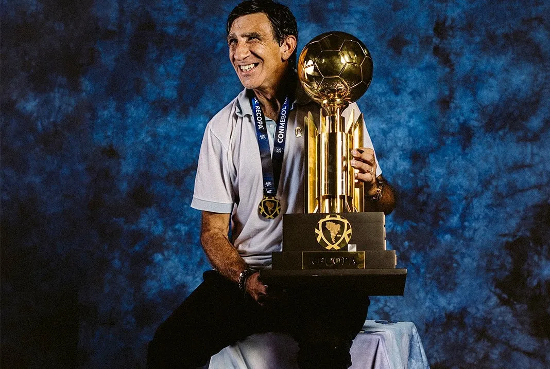 Gustavo Costas levantó la Recopa.