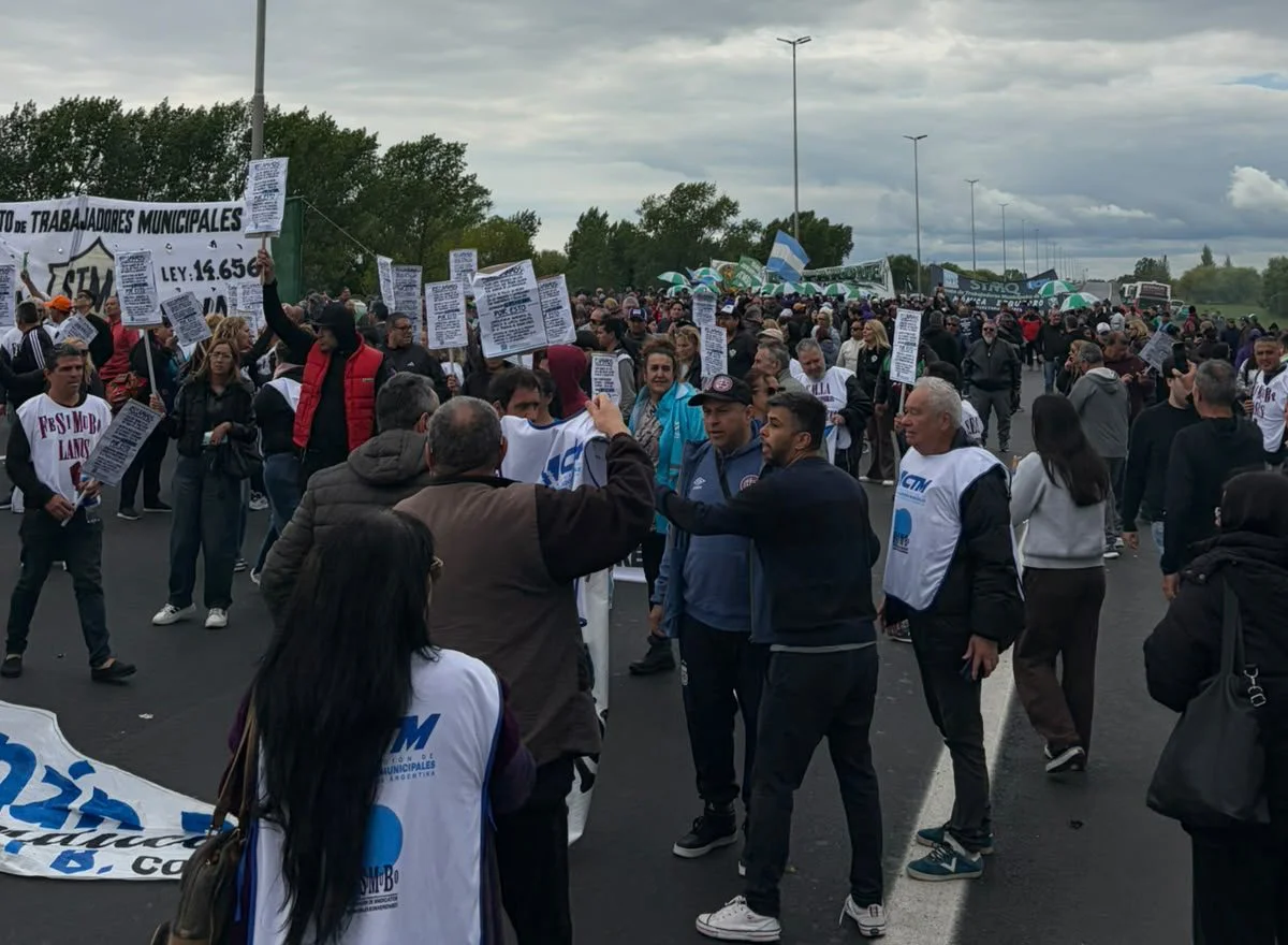 Corte, demoras y tensión sindical: la protesta municipal profundizó el reclamo a la Provincia.