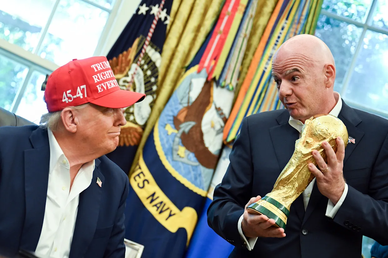 Trump junto a Infantino.