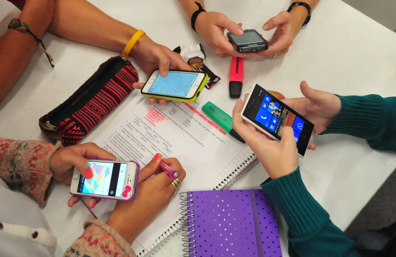 Uso de celular en la escuela Uso de celular en la escuela