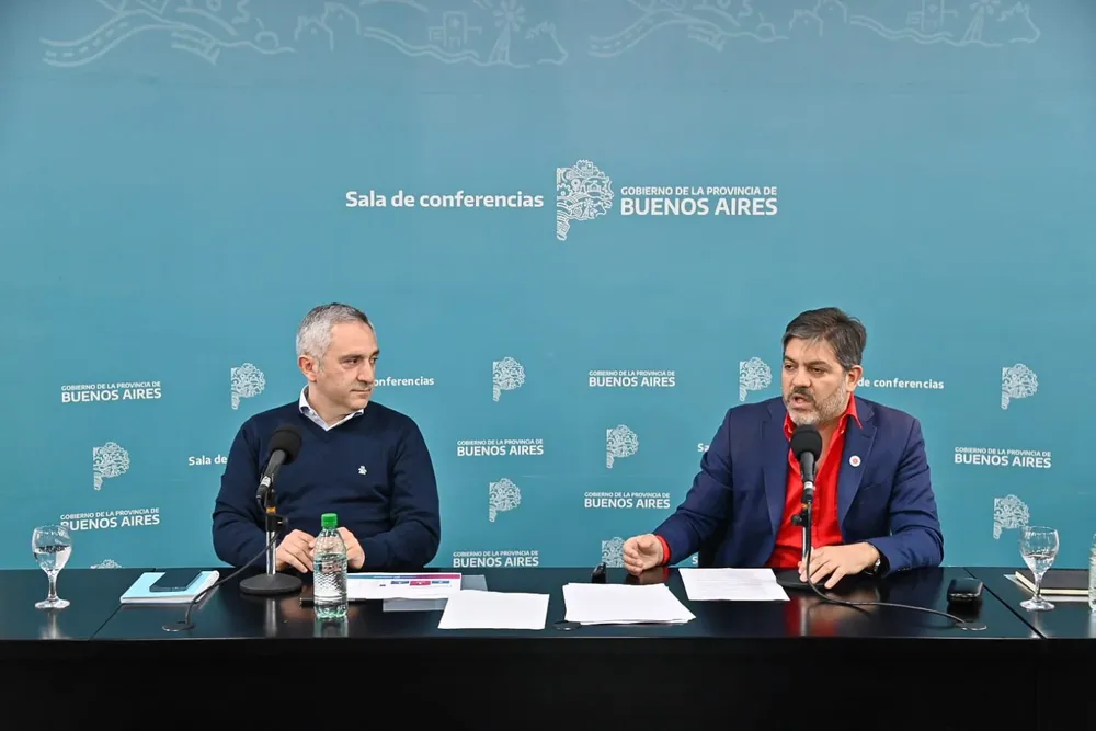 Andrés Larroque y Carlos Bianco en conferencia de prensa.