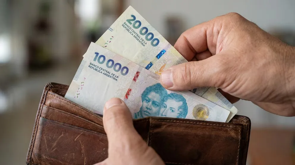 billetera con billetes