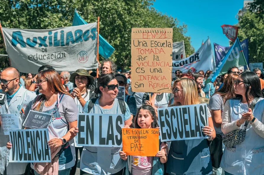 Docentes se manifiestan contra la violencia en las escuelas.