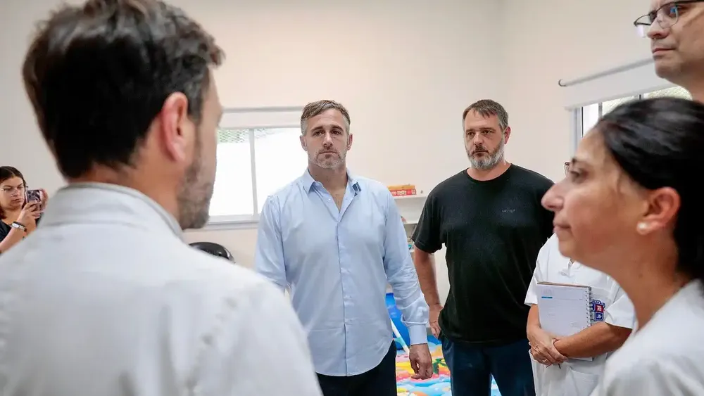 Tras obras, Achával recorrió un centro de salud de Del Viso.