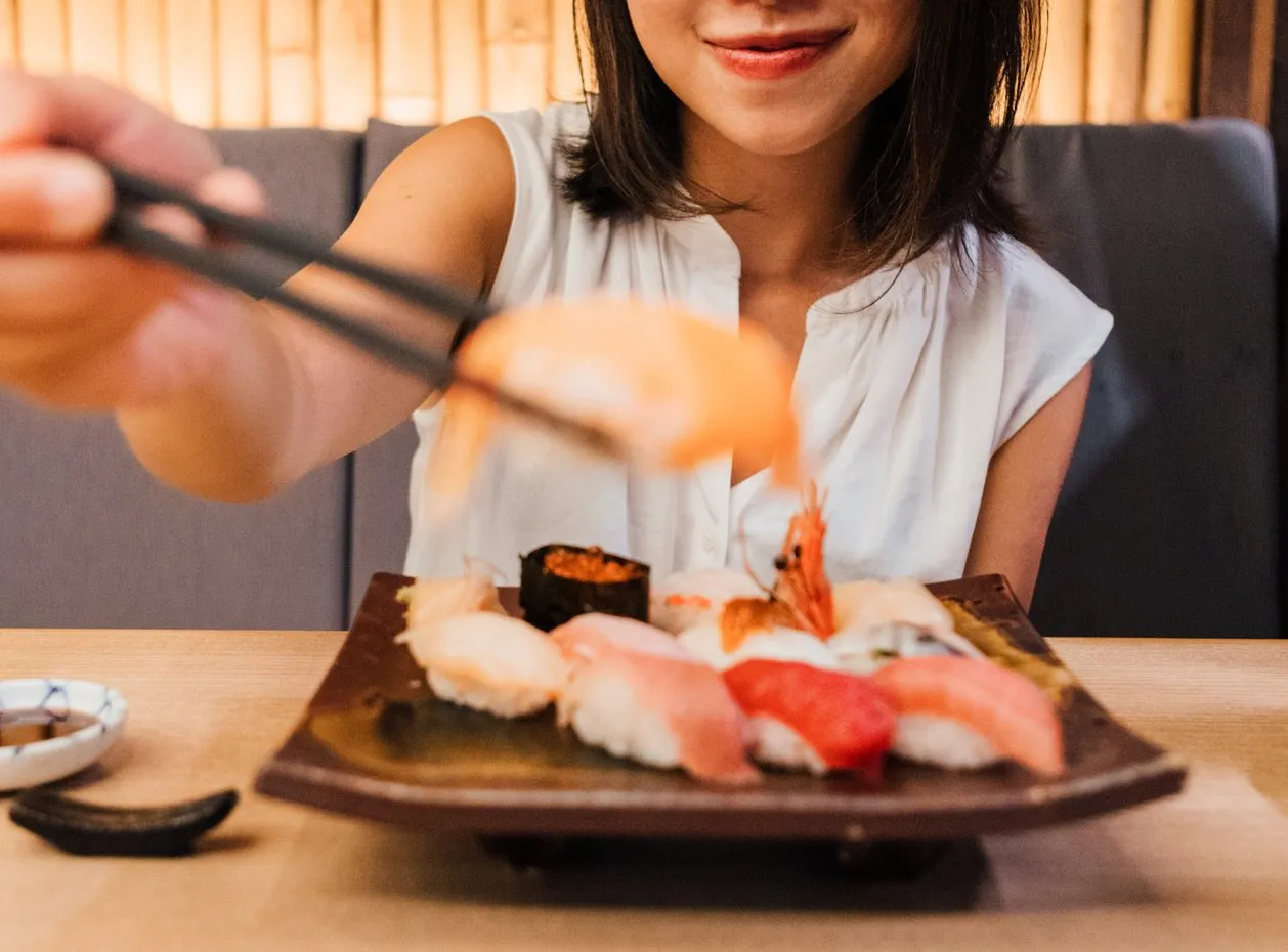 Probó sushi por primera vez y su reacción fue insuperable Probó sushi por primera vez y su reacción fue insuperable